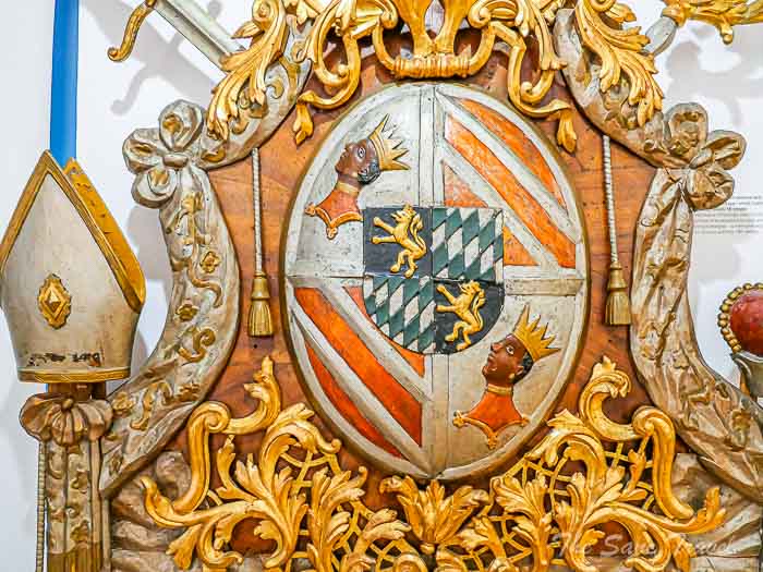120 coat of arms loka thesanetravel.com P1671364