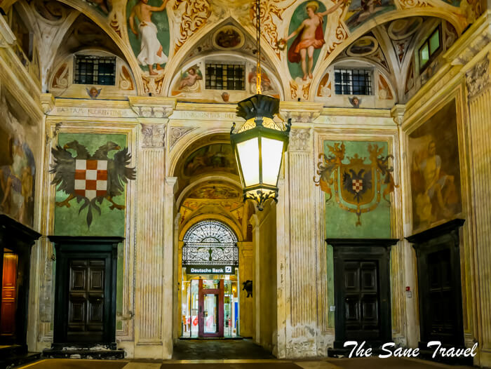 42 Palace courtyard Via Garibaldi Genova thesanetravel.com 1060057