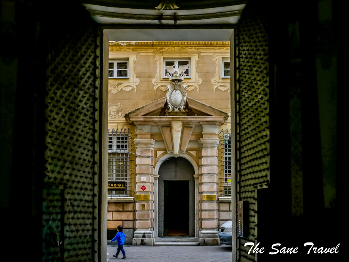 43 Palace courtyard Via Garibaldi Genova thesanetravel.com 1060068 