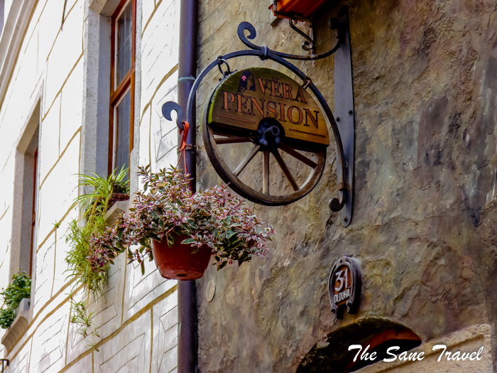 cesky krumlov flowers wall thesanetravel.com 1240917