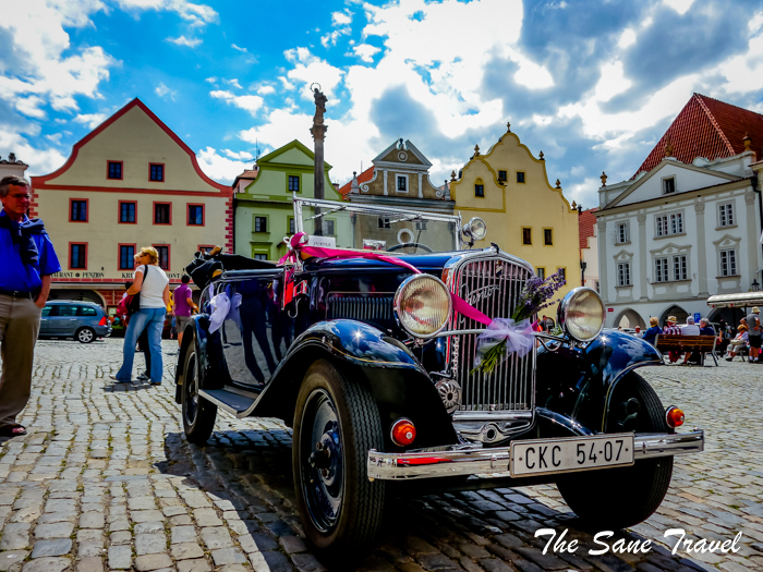 cesky krumlov square old car thesanetravel.com 1250029