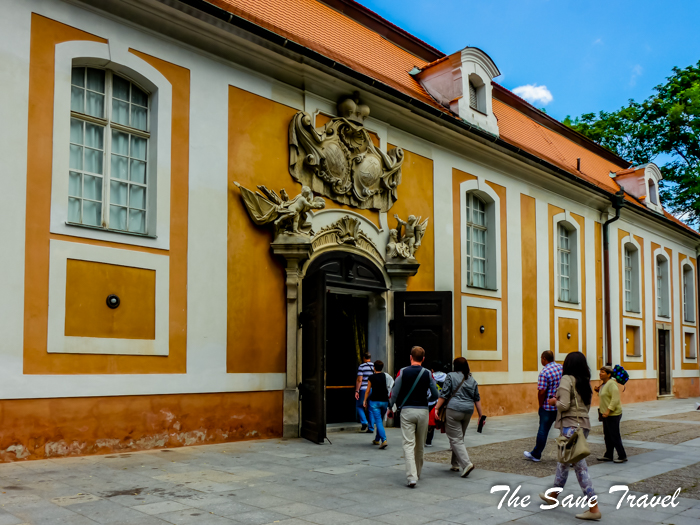 cesky krumlov theatre entrance thesanetravel.com 1240754